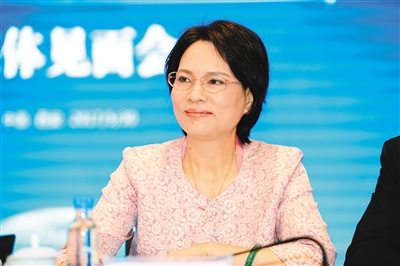 新光董事长周晓光:从乡村姑娘到亿万富翁姐姐